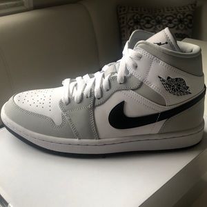 Woman’s Air Jordan 1 MID Grey Fog/black white size 8 brand new